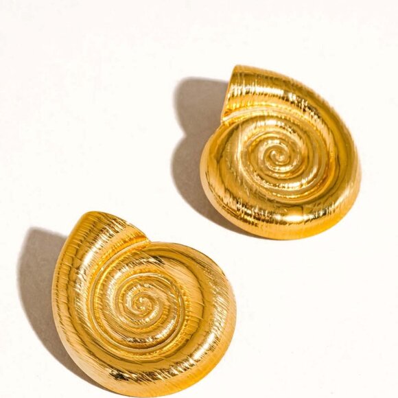 Coraline 18K Gold Seashell Stud Earrings - Picture 5 of 5